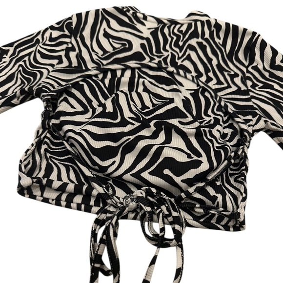 Open Back Black and White Zebra Print Long Sleeve Ribbed Crop Top Small - Picture 3 of 8